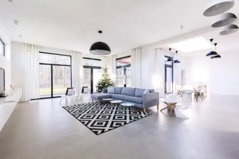 Betonvloer met trendy vloerkleed in woonkamer