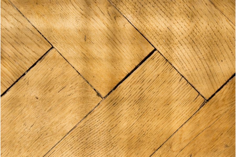 Planken van houten vloer renoveren