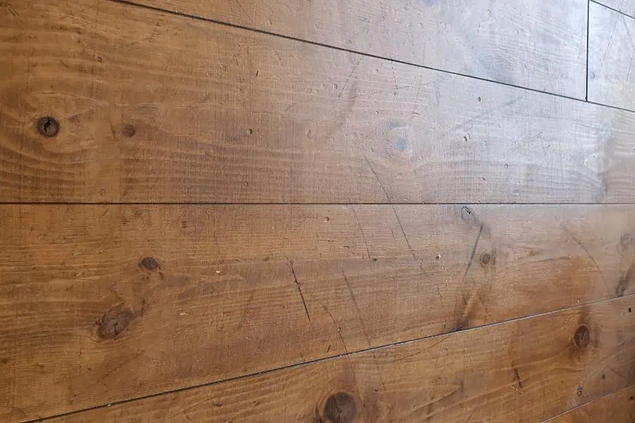 Schoenstrepen van houten vloer verwijderen
