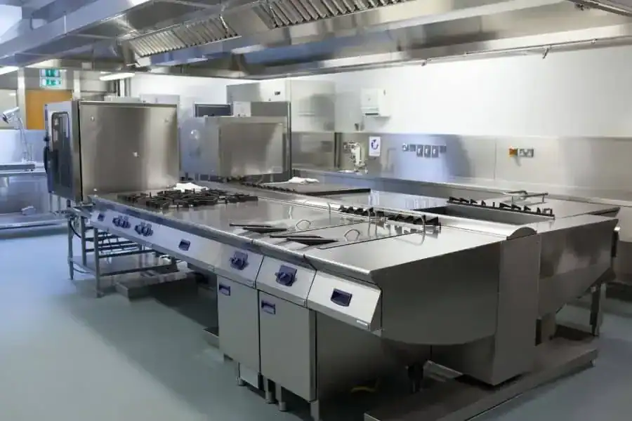 Professionele horecakeuken met roestvrijstalen apparatuur en naadloze vloeistofdichte vloer