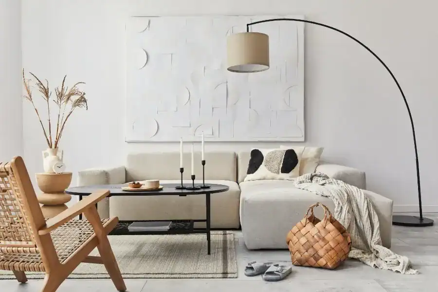 Moderne woonkamer met naadloze lichtgrijze microcement betonlook vloer